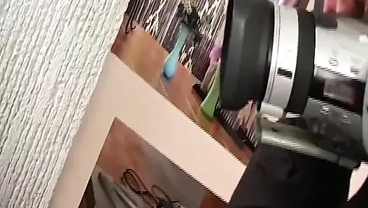Cewek sange ini lagi asik fingering memeknya sebelum dientot habis-habisan di kursi