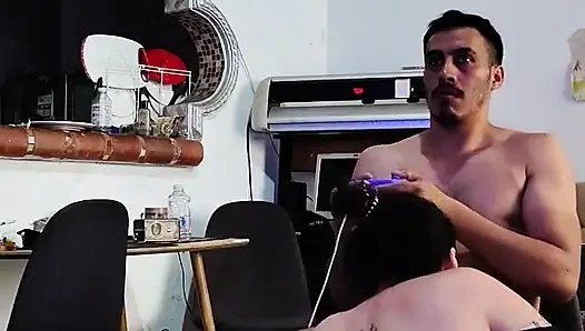 Bermain Video Game Datang Dewasa Untuk Bercinta Dan Berhubungan Seks Keras Dalam Empat Payudara Kendur Dan Besar