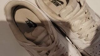 Сперма снова на ее Nike Air Force 1