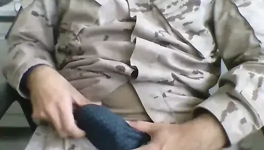 Düz askeri adam iş başında gösterir