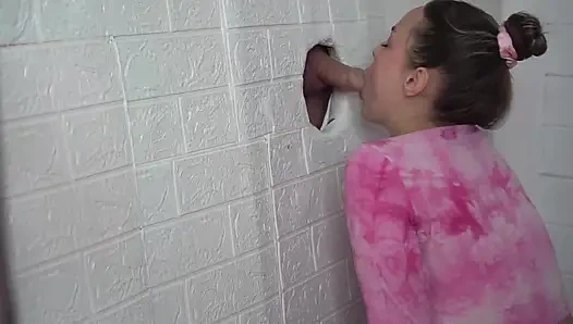 Дырка В Стене, Член Которой Реагирует На Каждое Движение