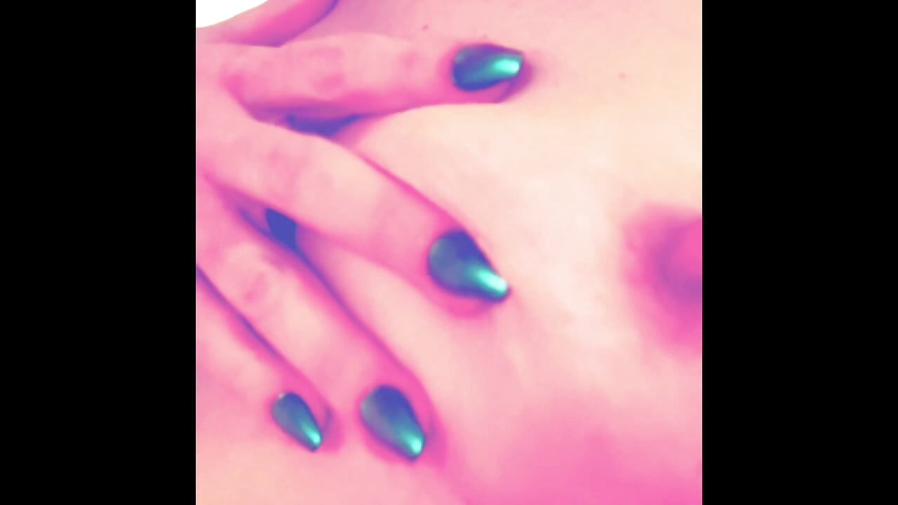 Shelby dando a si mesma vários orgasmos novamente com esguichando