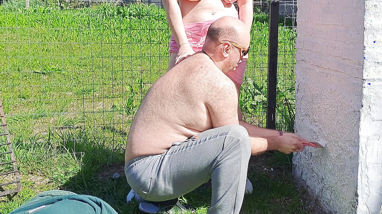 Homemade: amateur girlfriend teasing boyfriend while he works outside