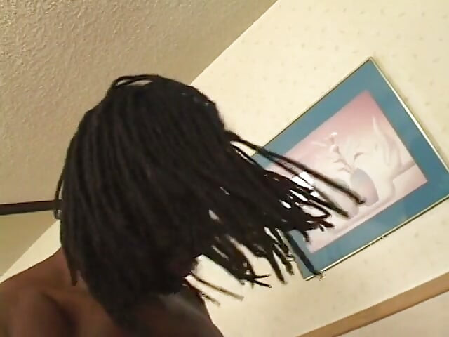 Puta culona obtiene sus agujeros estirados por dos pollas enormes