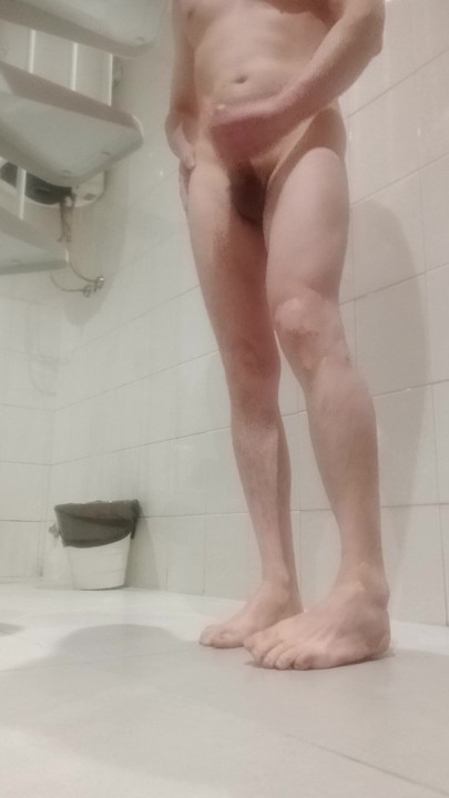 Garoto tocando seu pau e gozada tão bem