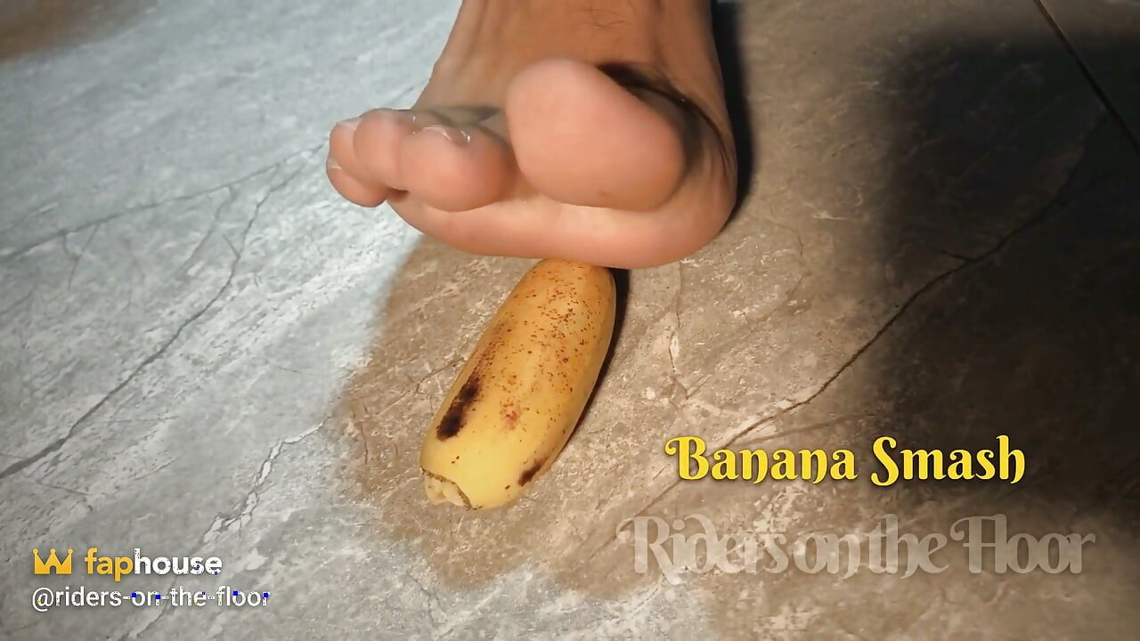 Pés peludos e esmagamento de banana