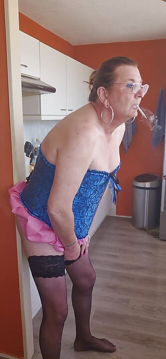 נהנה מהדילדו שלי ומסיגריה