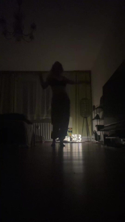 TikTok'ta dans ediyor