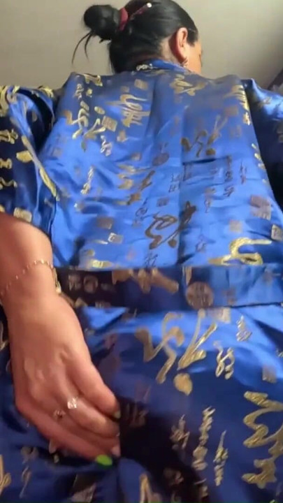 Sürtük Geyşa fantezisi. Saten robe azdırma, kirli oral enerji ve dağınık saten finiş | Klip 1