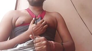 Ismaatdeva, playboy qui joue avec sa bite en regardant un anime sexuel