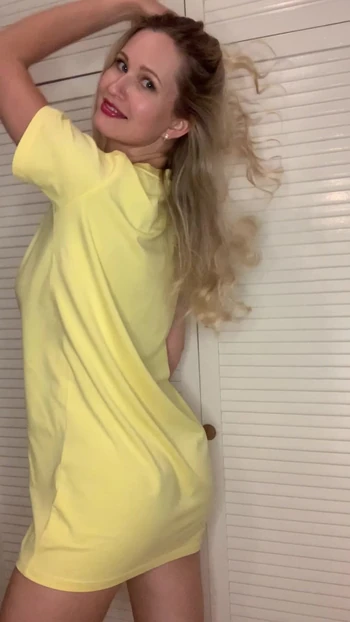 Cute blonde with huge booty🥵