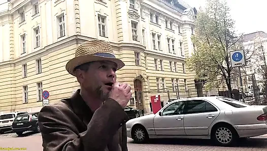 Наугтую тинку трахнул в задницу сумасшедший отчим