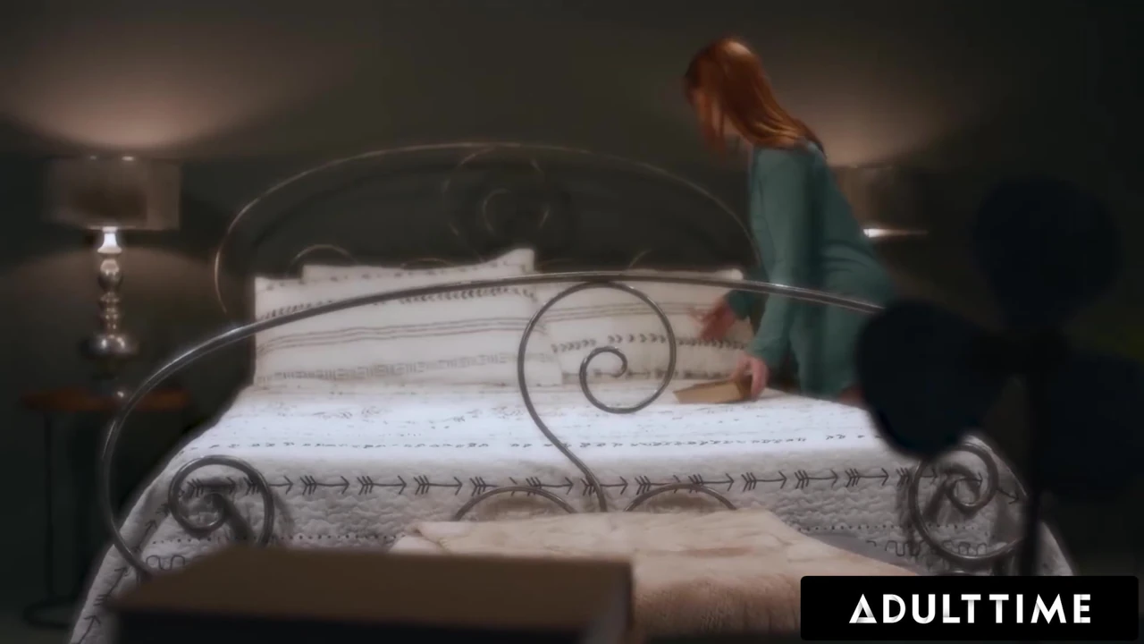 ADULT TIME - orta yaşlı seksi kadın Siri Dahl üvey kızı Scarlet Skyes ve en iyi arkadaşları ile ateşli bir dörtlü seks yapıyor!