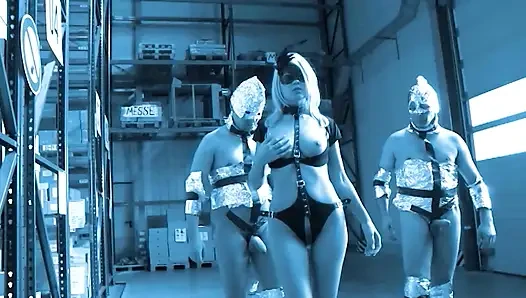 Deutsche Dominanzszene - Blondine in Fetisch-gear
