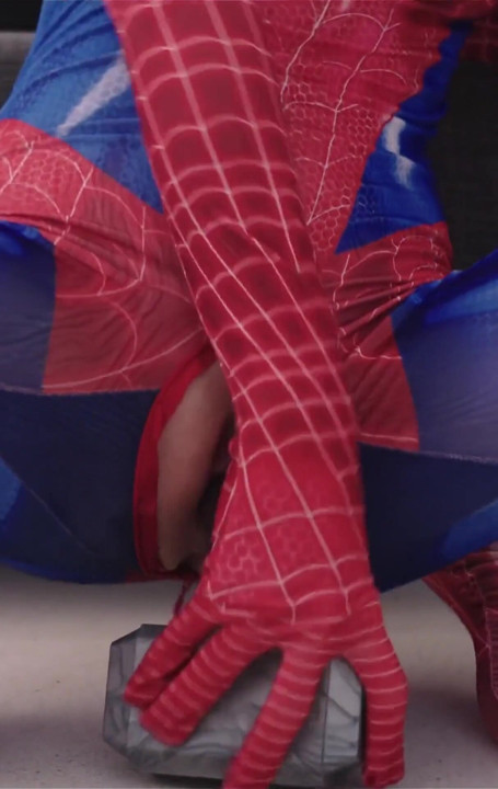 Γυναίκα αράχνη και οι υγρές τρύπες αράχνης της. Κρέμα σφυριού του Thor