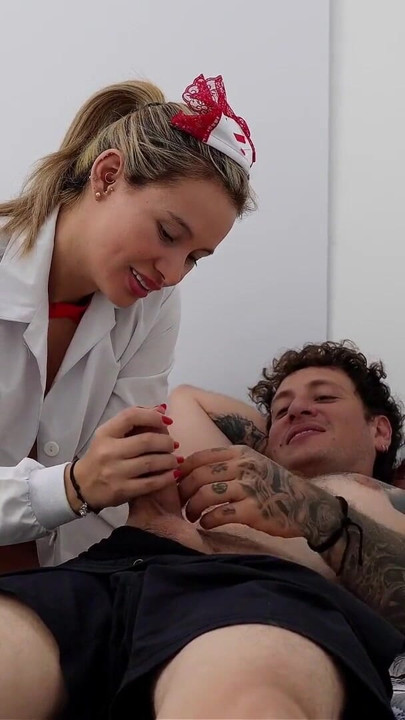 Recomendaciones del médico: me follo a gamer enfermo para aliviar su dolor - Karen Sleent & nick jowell | Clip 1