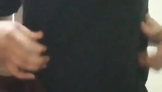 Девушка дези по соседству, повседневная футболка раскрывает сексуальные лифчики и джинсовые шорты