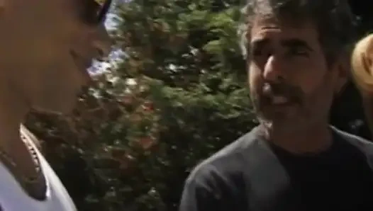 Муж делится своей сексуальной женой