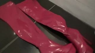 Éjaculation sur de longues bottes rouges perverses
