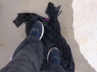 Zapatos limpios en vestido negro mojado
