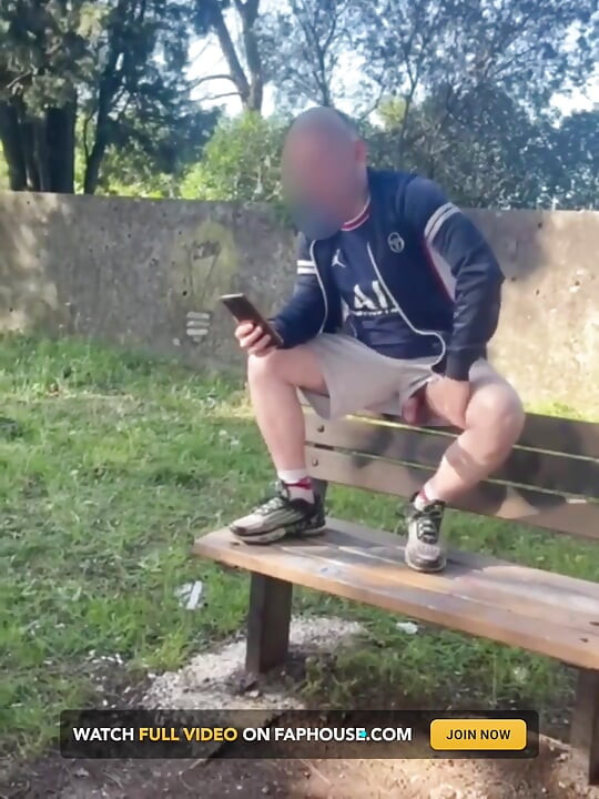Un Garçon Amateur Perd Son Pari Et Doit Exposer Et Toucher Sa Bite Dans Un Parc