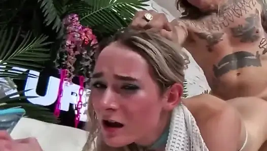 Извращенная Thea Summers возбуждена для секса Брайана Gozzling