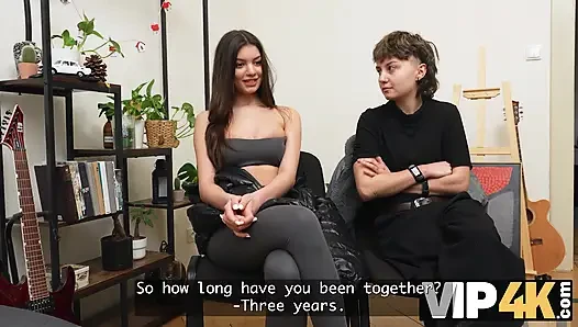 VIP4K. Dua lesbian cantik nggak keberatan untuk seks threesome sama orang asing di dalam kereta