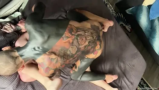 Сквиртующая русская милфа и подруга, настоящий секс пары с татуированная папочка Hoss Kado Alt девушка Salem, многократные кримпаи