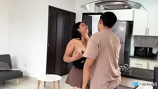 Lezzetli beyaz göt mutfağımda dinleniyordu ve ben