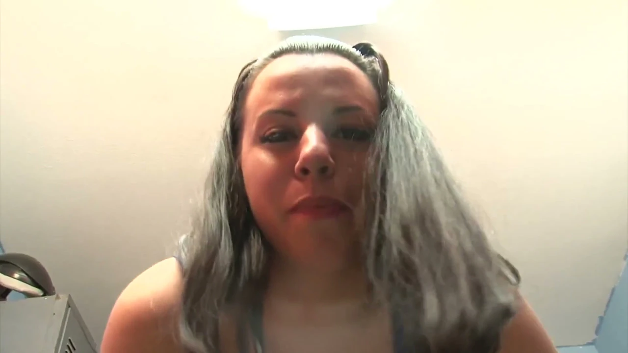 Seksi Kendra uzun bir yarağı emiyor ve ağzına büyük bir boşalma