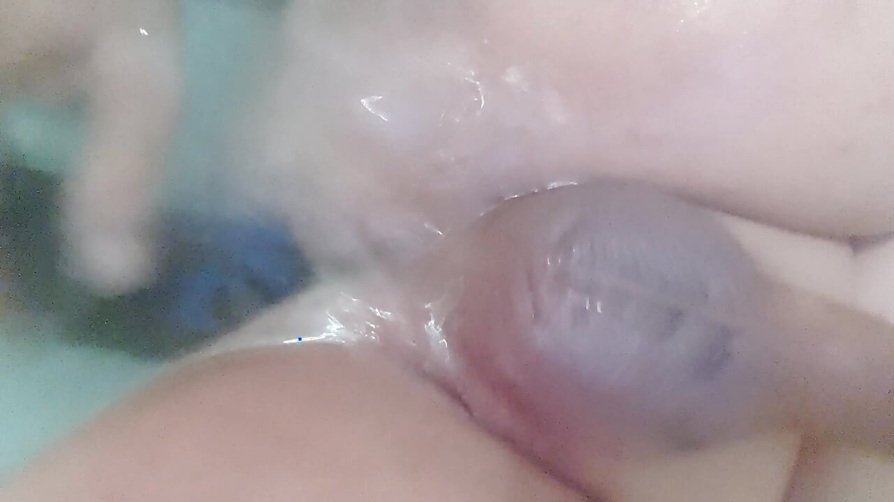 น้องสาวอวบรักควยใหญ่ผิวดําดิลโด้ในห้องน้ําและน้ําแตก