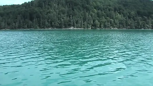 Azgın kızlar teknede yarak emdikten sonra sırayla sikiliyor