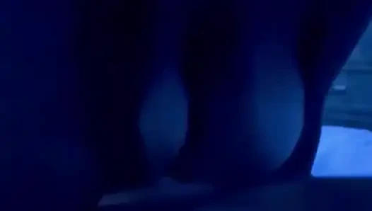 Смазанная дрочит сиськами