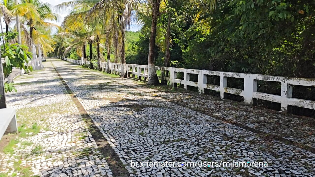 Mostrando a calcinha de renda