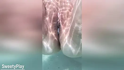 Orang asing crot di dalam memekku di pantai. Creampie di bawah air