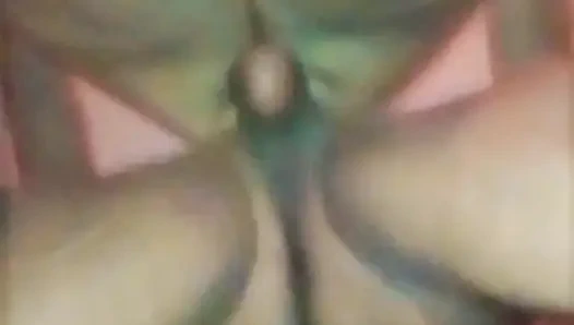 Мачеха подпрыгивает на большом члене ее пасынка, затем трахается, как собака и сквиртует сок из ее киски безостановочно.