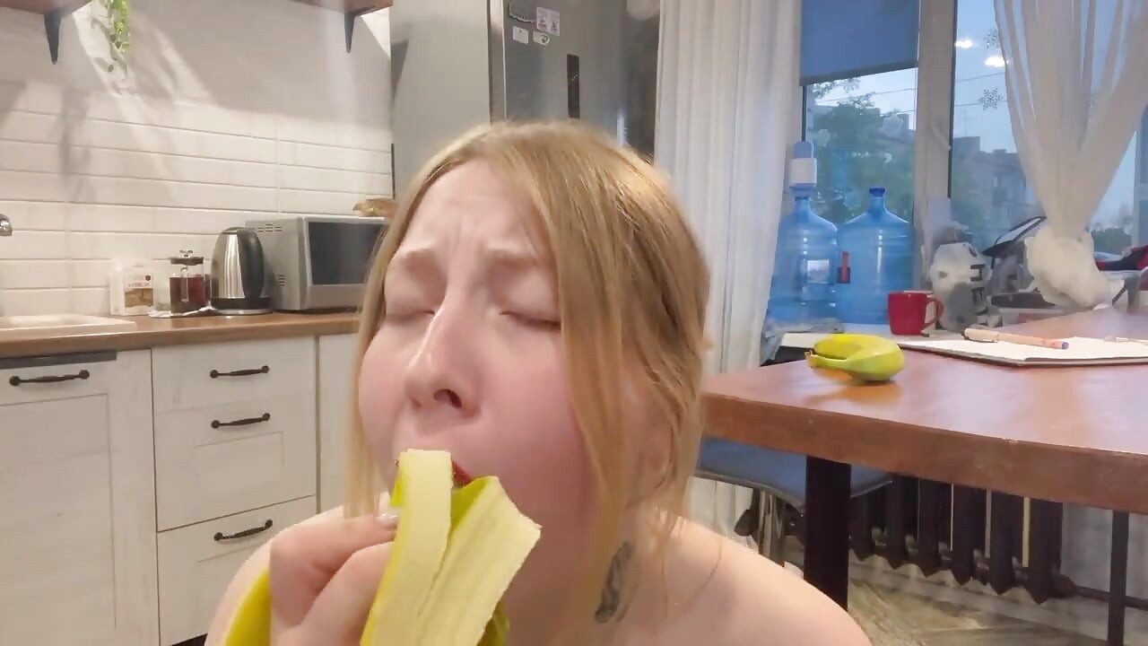 على صديقها مع رئيسها في العمل.