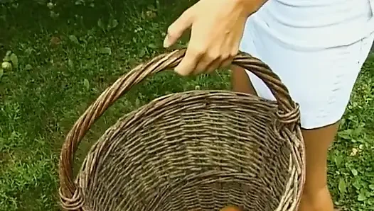 Cindy masturbiert im Gartenhaus