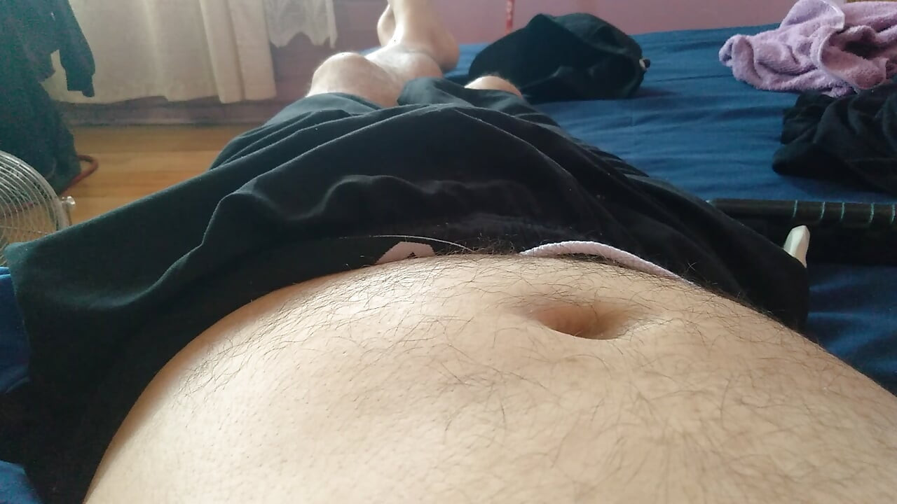 رجل مفتول العضلات يتباهى بقضيبه الكبير لممارسة الجنس المتشددين