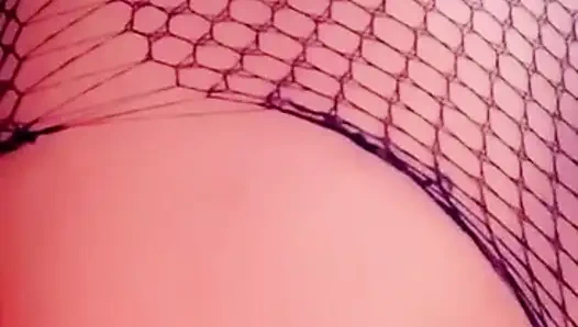 Cewek ini lagi asik fingering memeknya pakai dildo di pantatnya