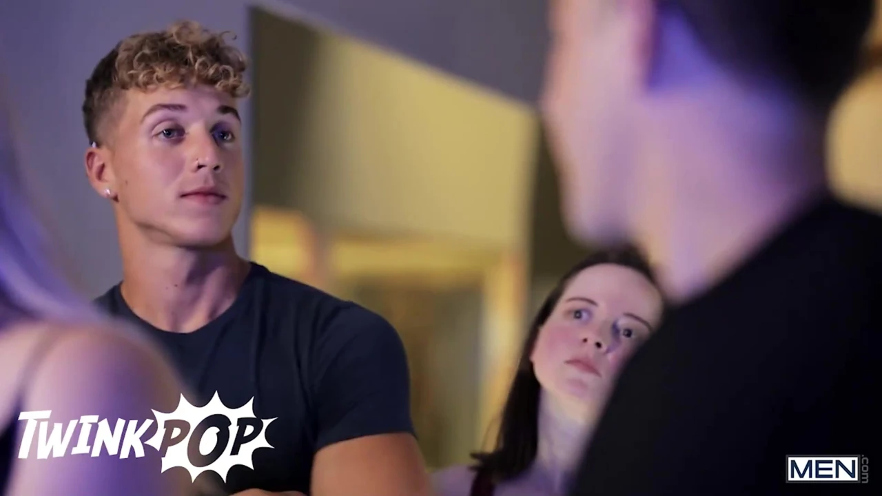 Joey Mills ve Felix Fox sevgilisiyle sinemaya gidiyor ama sonunda birlikte sikiliyorlar - twink pop