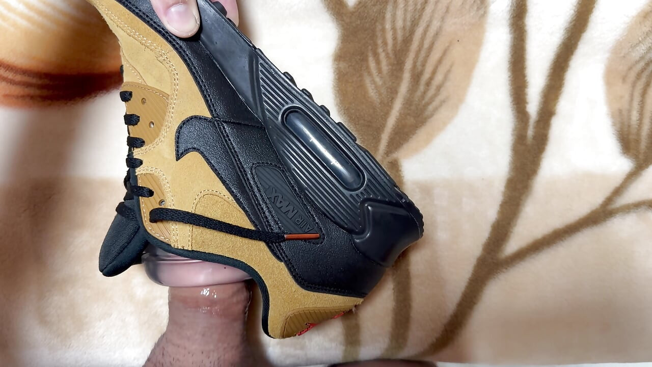 Ngentot nike air max 90 baruku pakai fleshlight bagian 2 (crot di dalam)