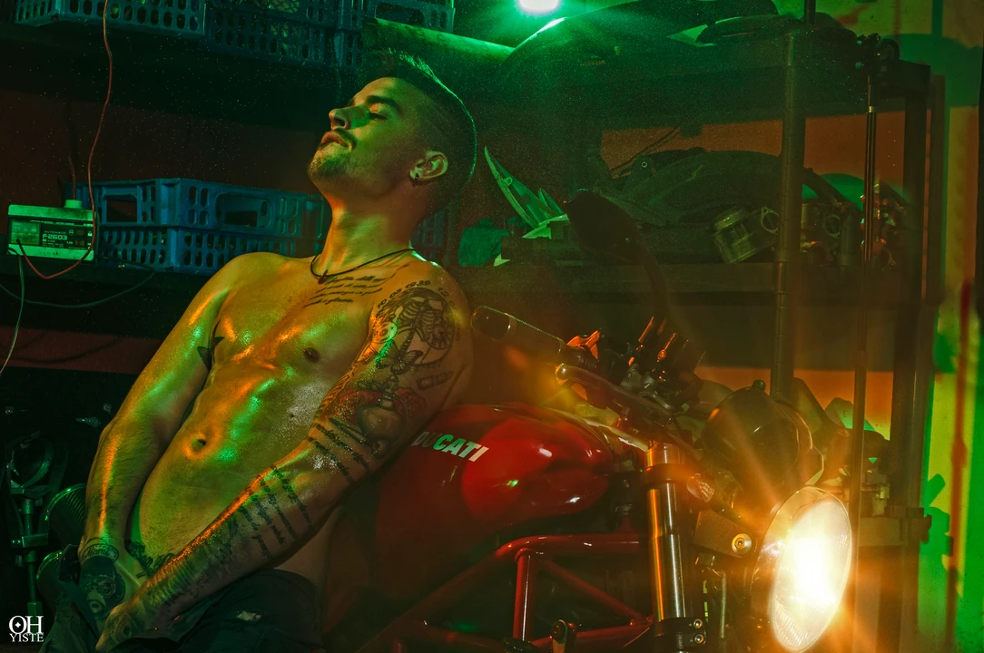 Sexy mladý latinoamerický chlapec gigolo s velkým čůrákem šuká milfku 4k