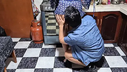 Der Freund meines Mannes hat mich allein in der KÜCHE gefunden, er hat mich verführt und ich habe nicht gezögert, ihn mit einem guten BLOWJOB und köstlichem Sex zu FICKEN!