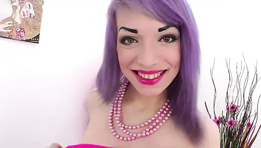 Молодая русская бунтарка с сиреневыми волосами получает жёсткий секс от Омара Галанти