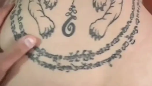 Azgın bir şekilde uyandım ve erkek arkadaşımın yarağını emdim ve sonra bana lezzetli bir sikiş yaptı