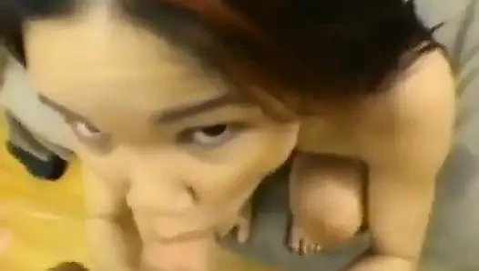 Kitty lutscht ihren ersten wirklich großen schwanz