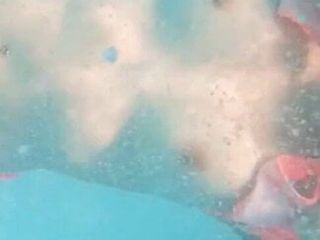 Une maman exhibe son beau-fils dans une piscine publique en vacances