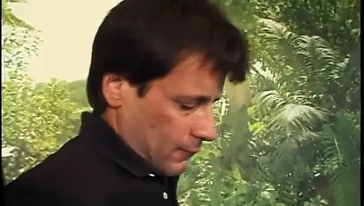 Tonton pria kulit putih lagi nungging sama cewek kulit hitam yang lagi hamil dan ngentot memeknya