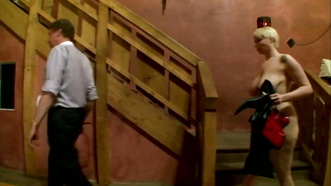 बाध्य सुनहरे बालों वाली तीव्र बंधन वर्चस्व दब्बू माचो बंधन खेल के लिए प्रस्तुत करती है